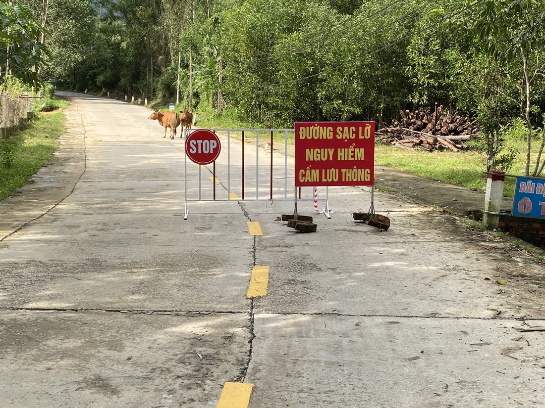 Đèo Le sạt lở kinh hoàng, đường khoét hàm ếch toang hoác - Ảnh 8.