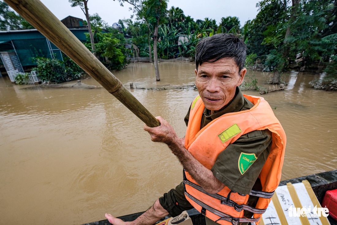 Suất cơm, gói mì nghĩa tình giữa nước lũ tứ bề ở Cẩm Xuyên - Ảnh 6.