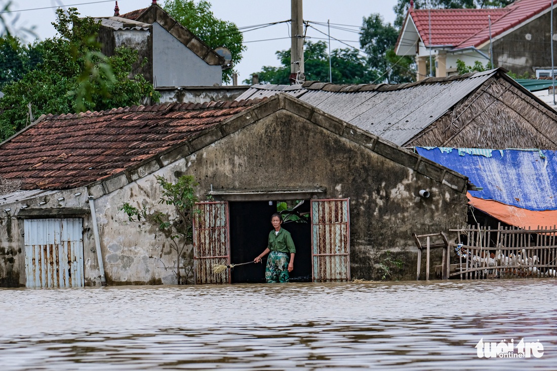 Suất cơm, gói mì nghĩa tình giữa nước lũ tứ bề ở Cẩm Xuyên - Ảnh 12.