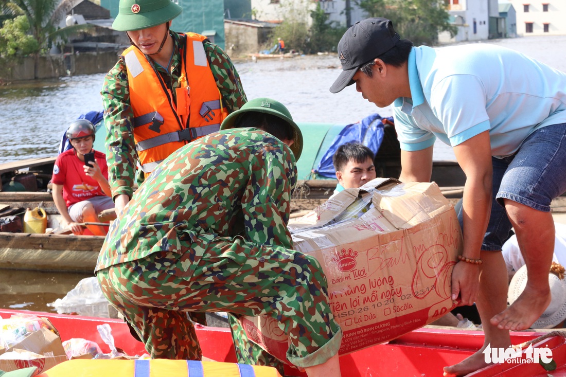 Nắng lên, nước rút, rốn lũ Lệ Thủy vẫn bị cô lập - Ảnh 1. Nắng lên, nước rút, rốn lũ Lệ Thủy vẫn bị cô lập - Ảnh 1.