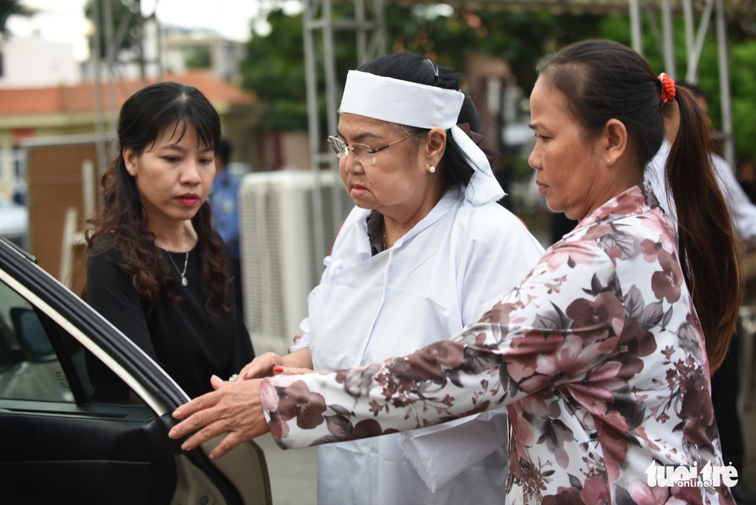 Kim Cương, Giáng My, Việt Trinh nghẹn ngào tiễn đưa nghệ sĩ Lý Huỳnh - Ảnh 9.