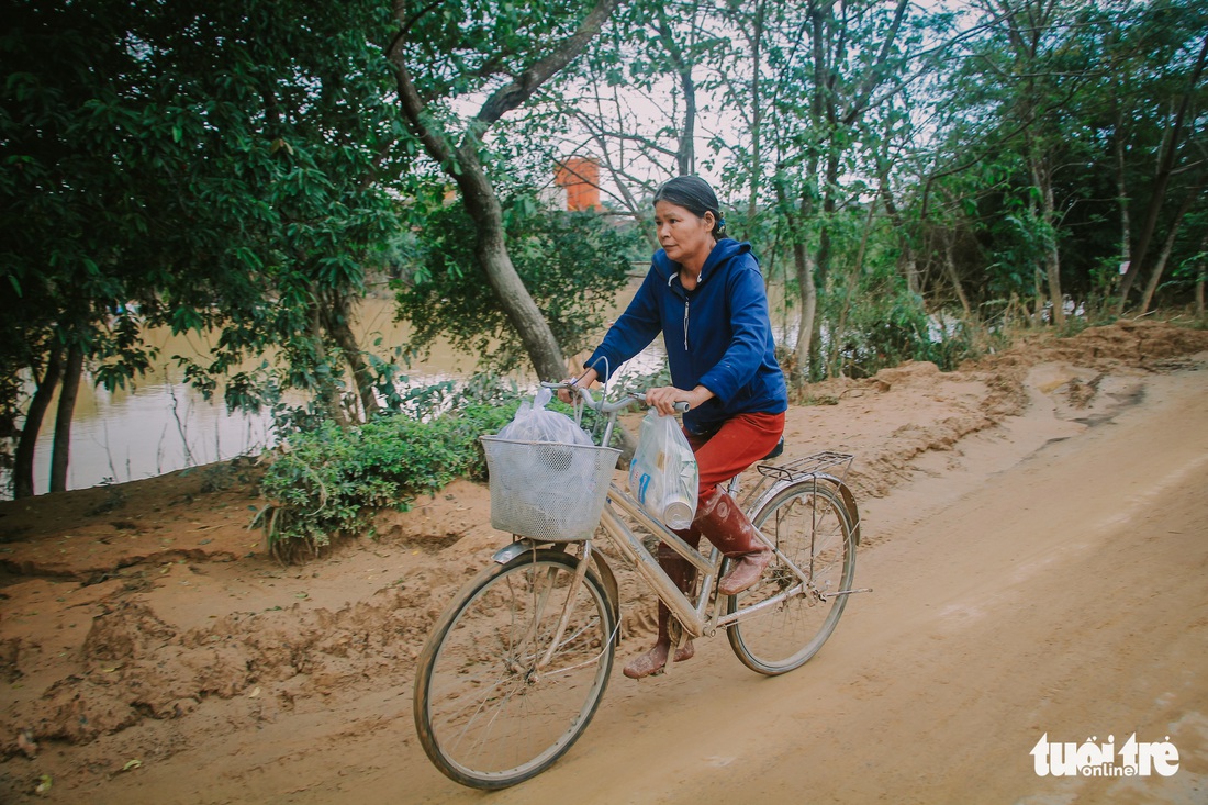 Mang yêu thương của bạn đọc đến với 1.000 hộ dân bị cô lập nhiều ngày - Ảnh 8.