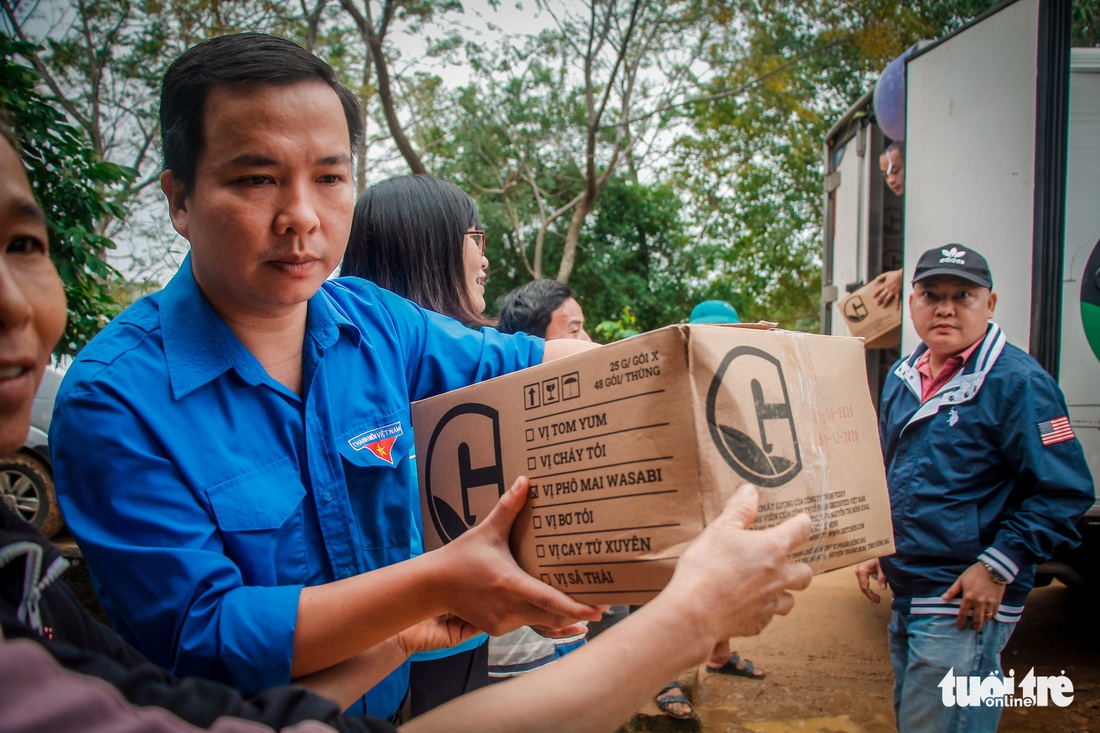 Mang yêu thương của bạn đọc đến với 1.000 hộ dân bị cô lập nhiều ngày - Ảnh 4.