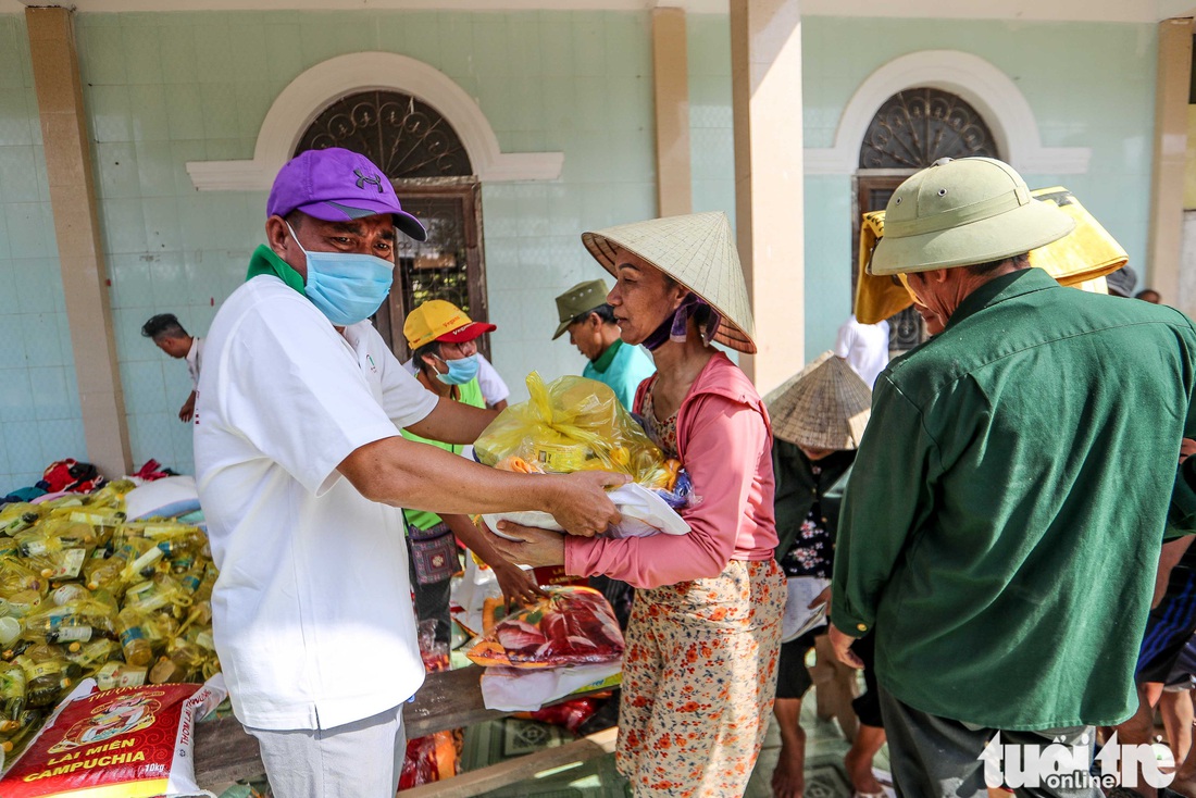 Thương người dân vùng lũ xếp hàng, nhường nhịn nhau nhận hàng cứu trợ - Ảnh 6.