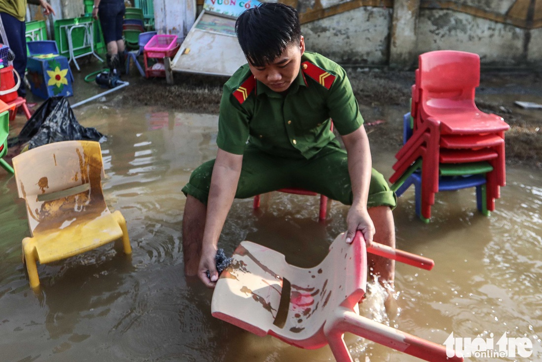 Cả đoàn xe chở cảnh sát cơ động tỏa vào vùng lũ quét dọn, hút nước giúp dân - Ảnh 7.