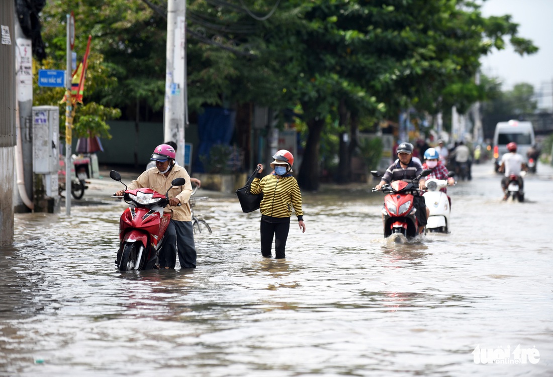 Mưa 2 tiếng, cống không thoát, nước ngập từ đêm tới trưa - Ảnh 4.