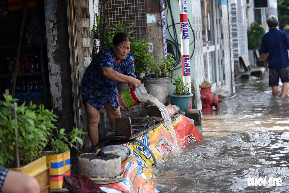 Mưa 2 tiếng, cống không thoát, nước ngập từ đêm tới trưa - Ảnh 1.