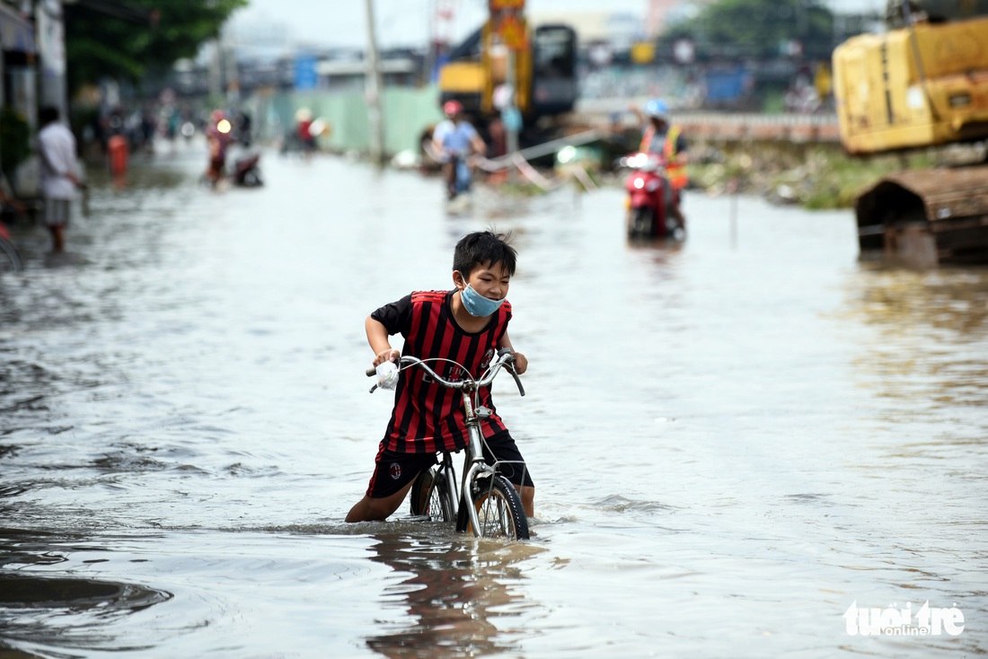 Mưa 2 tiếng, cống không thoát, nước ngập từ đêm tới trưa - Ảnh 10.