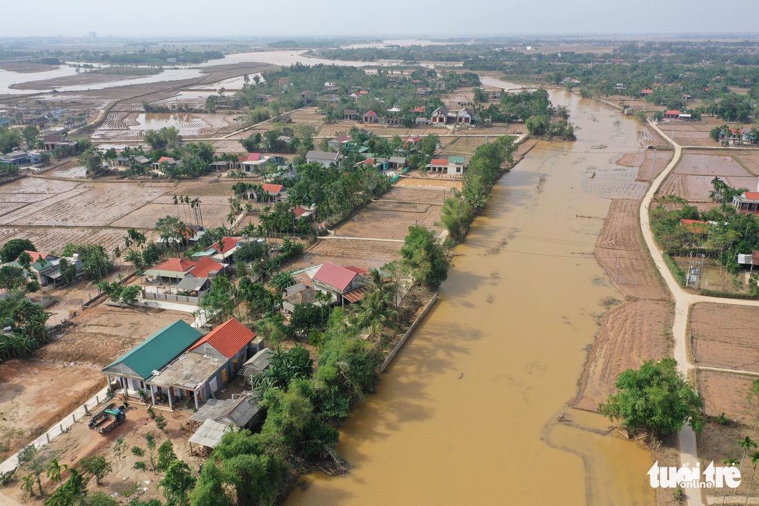 Hình ảnh thôn xóm miền Trung phủ đầy bùn nhìn từ trên cao - Ảnh 10.