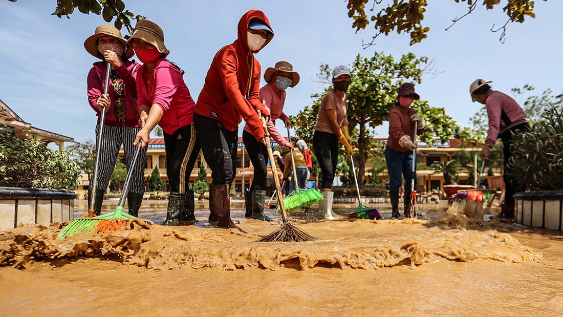 Lũ rút xuống, người đứng lên - Ảnh 3.