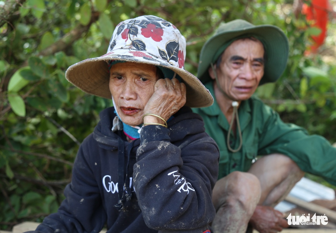 Trà Leng: Ba, má, con, em ruột tôi bị chôn vùi trong đất hết rồi - Ảnh 2.