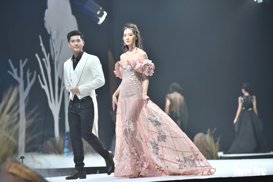 Vietnam Runway Fashion Week 2020: Bởi rừng là hơi thở, là sự sống, là sự hồi sinh... - Ảnh 5.