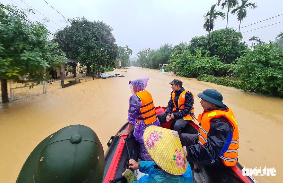 Xuyên đêm dỡ ngói cứu dân khỏi cơn lũ chạm nóc nhà - Ảnh 3.