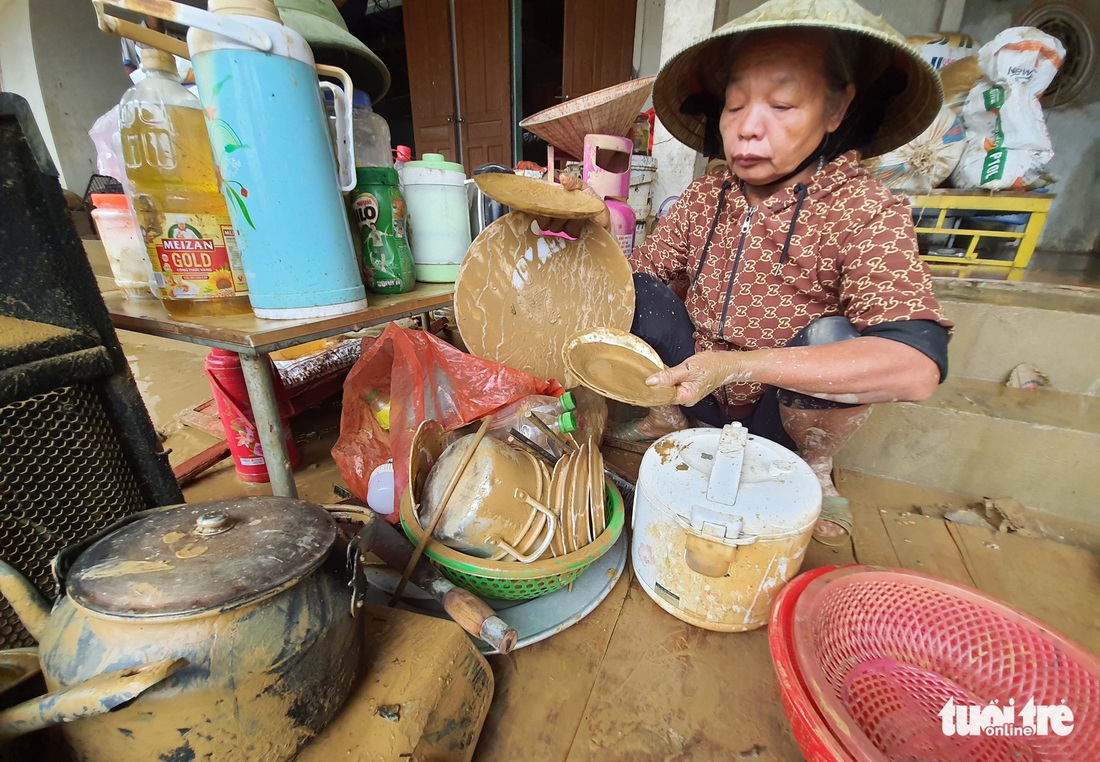 Về nhà sau đêm trắng chạy lũ: ‘Cả năm vất vả, giờ chẳng còn gì - Ảnh 1.