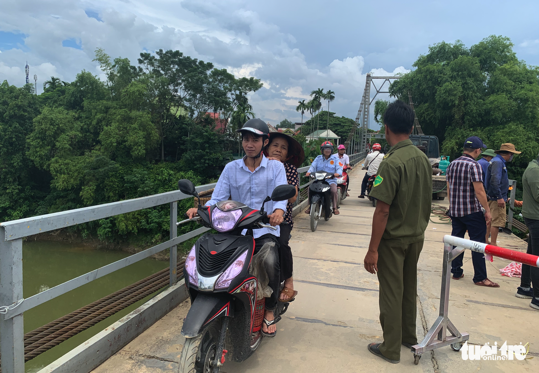 Cận cảnh cầu treo sông Giăng vụ ôtô tông xe máy rơi xuống sông, 5 người chết - Ảnh 4.