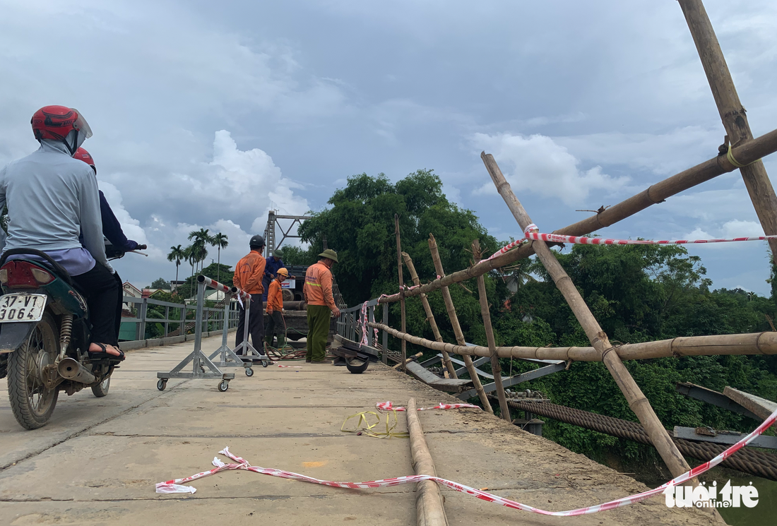 Cận cảnh cầu treo sông Giăng vụ ôtô tông xe máy rơi xuống sông, 5 người chết - Ảnh 10.