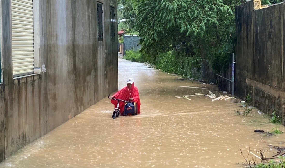 Miền Trung nơi lũ rút, nơi vẫn ngập sâu, mưa to - Ảnh 9.