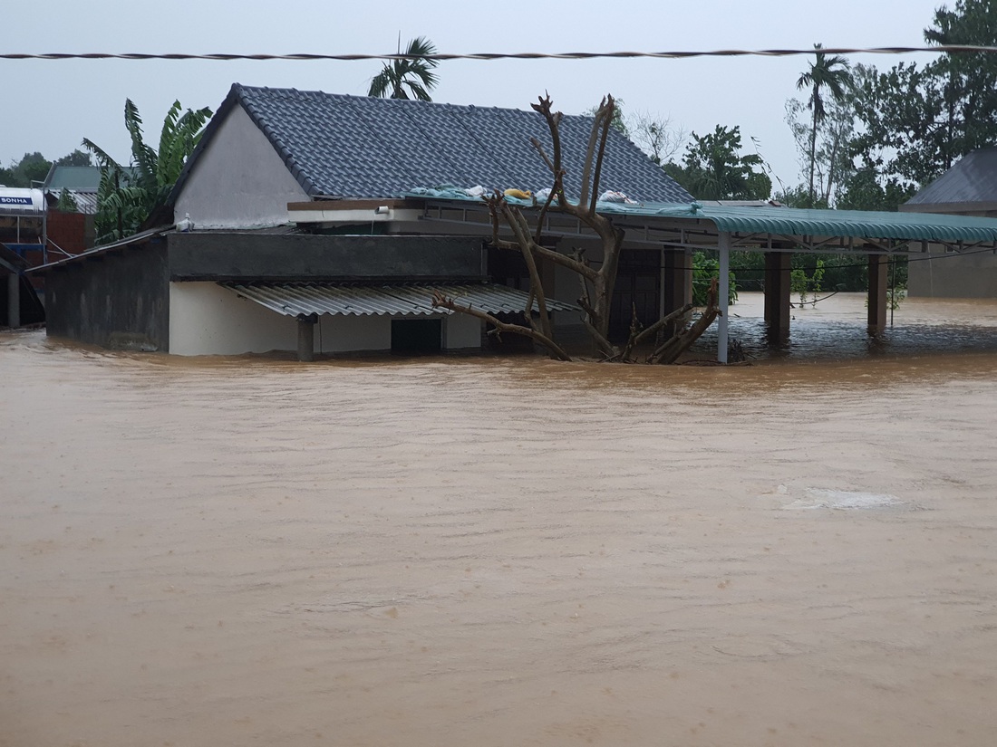 Cứu hàng trăm người dân trên nóc nhà giữa tâm lũ lịch sử ở Quảng Trị - Ảnh 5.