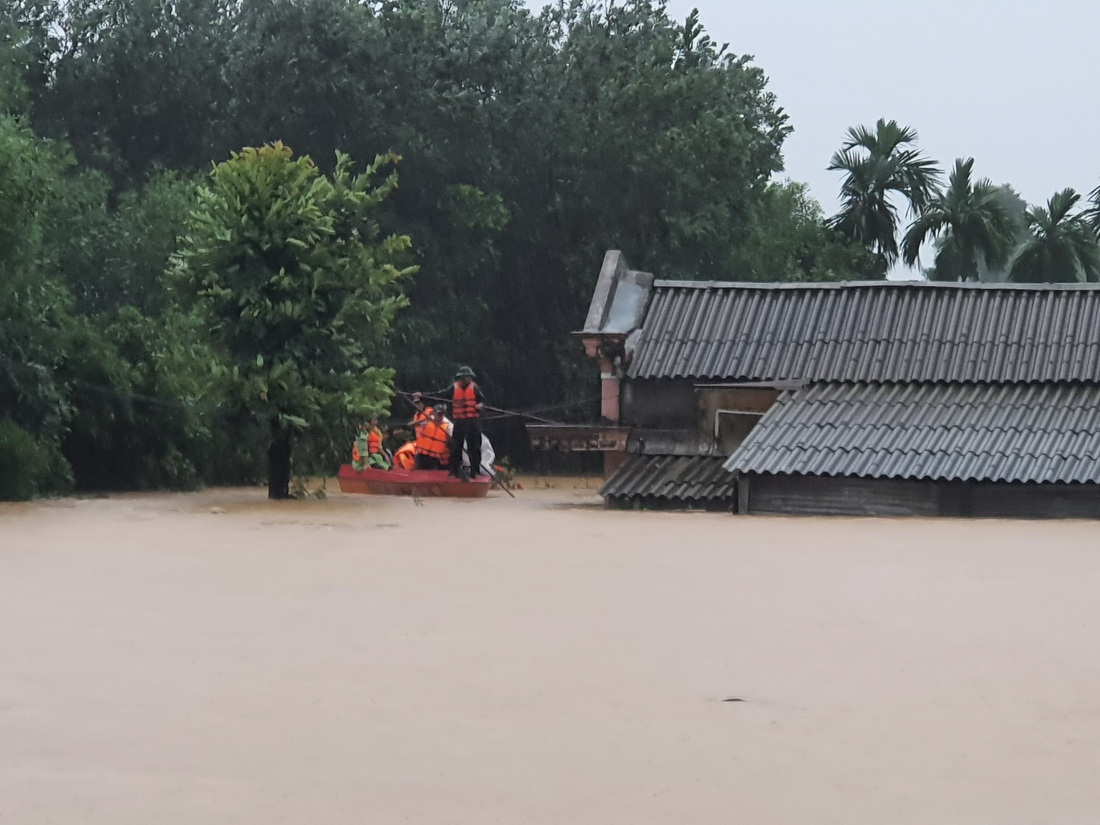 Cứu hàng trăm người dân trên nóc nhà giữa tâm lũ lịch sử ở Quảng Trị - Ảnh 3.