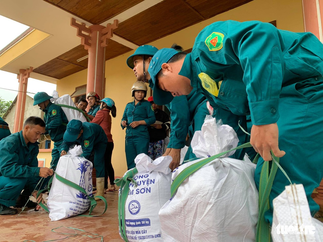 Cõng lương thực, nước uống vào vùng núi lở ứng cứu dân và công nhân thủy điện bị cô lập - Ảnh 2.