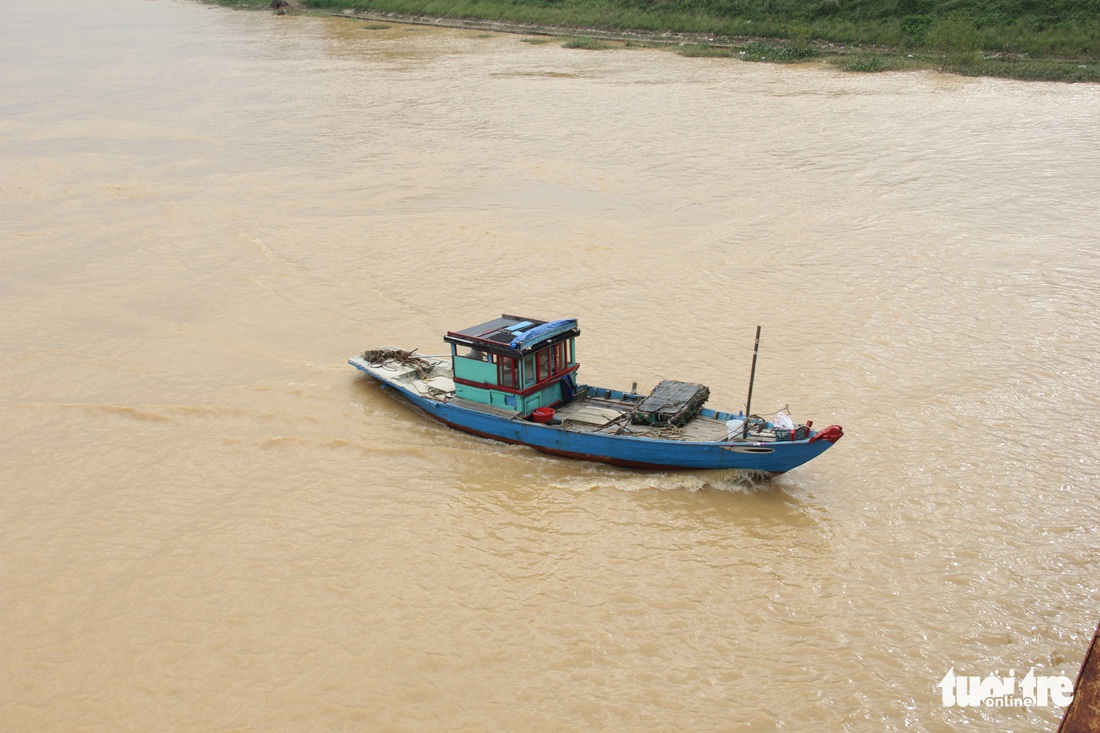 Ngư dân Đà Nẵng đưa thuyền vào sâu sông Hàn, nhường chỗ cho tàu tỉnh bạn trú bão - Ảnh 5.