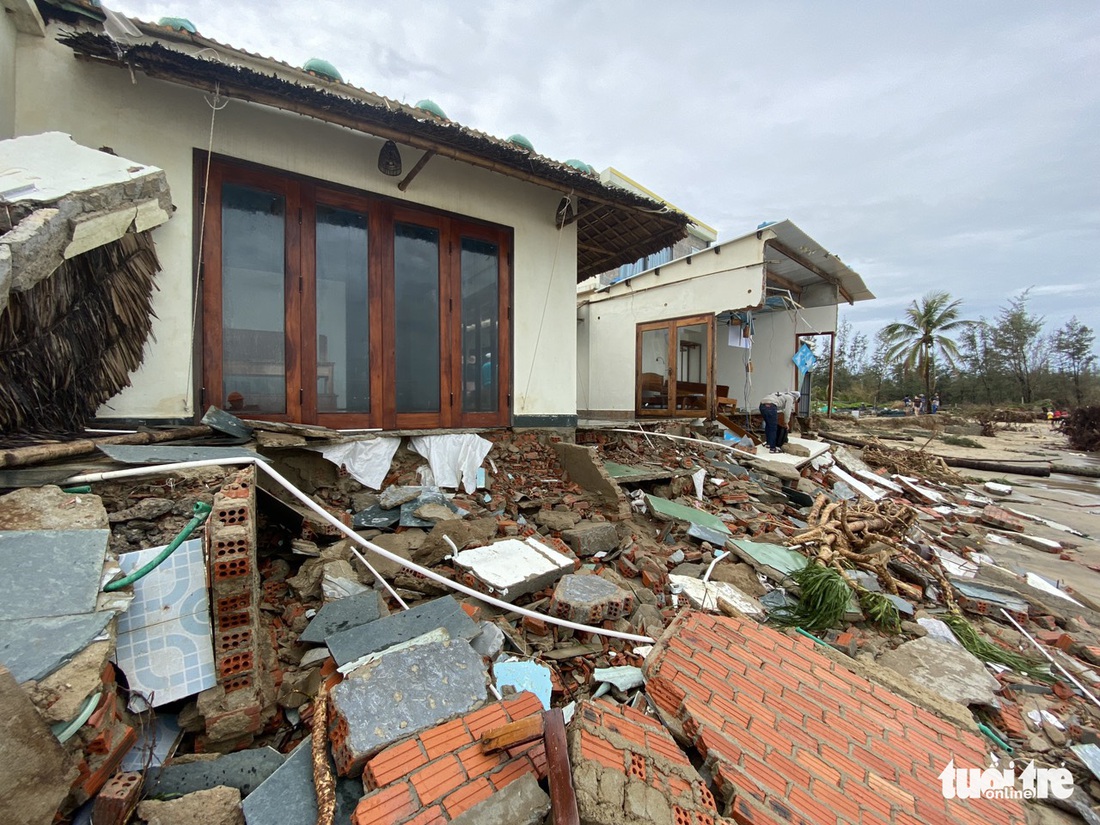 Sau bão, villa, nhà hàng dọc biển Hội An bị sóng đánh toác, sụp đổ - Ảnh 5.