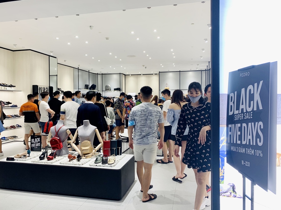 TP.HCM: đổ dồn về trung tâm thương mại săn sale Black Friday - Ảnh 4.