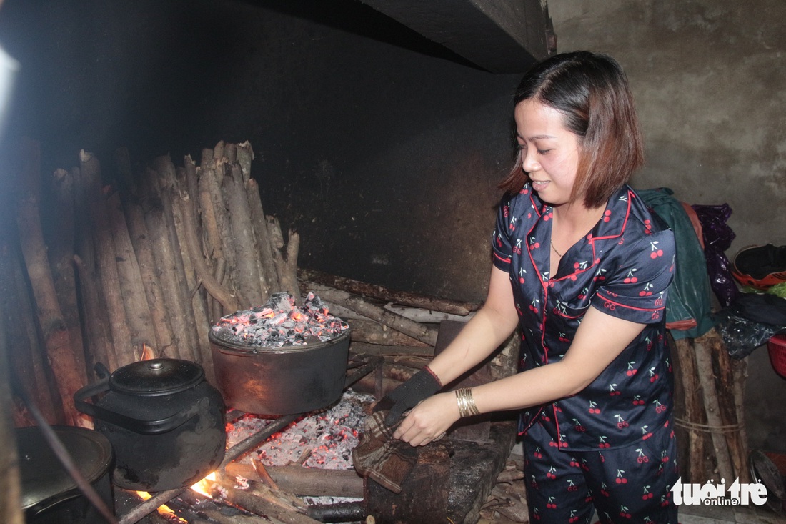 Hội chị em nấu cơm gửi đồng bào vùng lũ: Họ ấm thì mình vui - Ảnh 2.