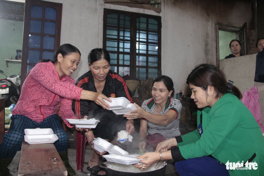 Hội chị em nấu cơm gửi đồng bào vùng lũ: Họ ấm thì mình vui - Ảnh 1.