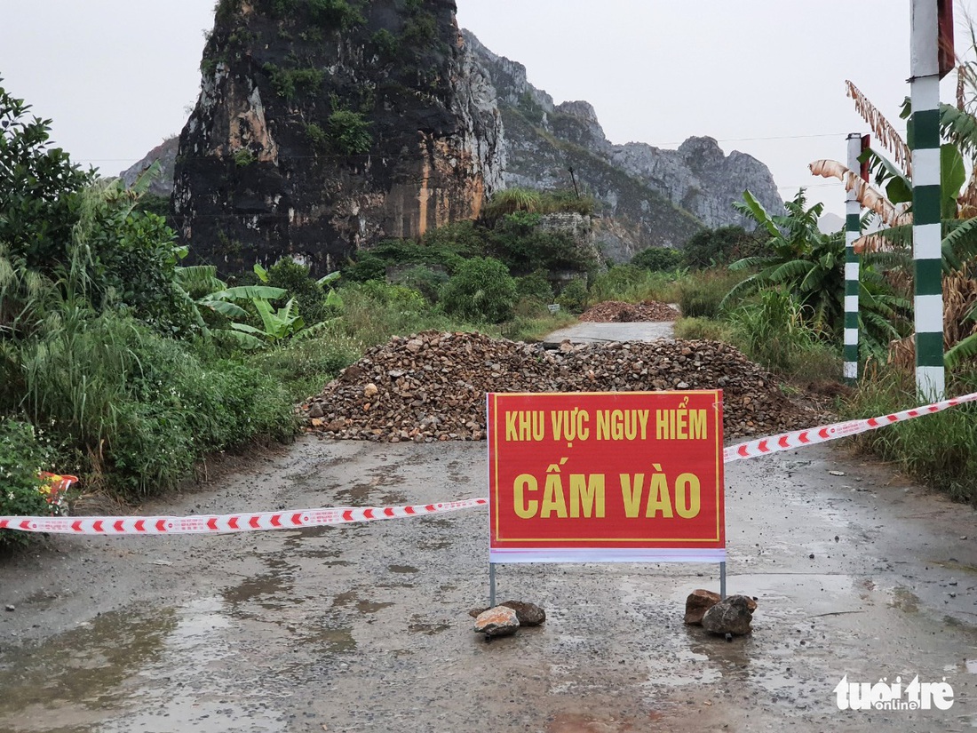 Hố tử thần rộng cả trăm mét vuông, nuốt chửng nhiều cây trồng - Ảnh 3.