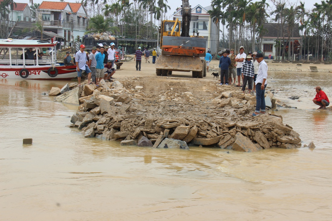 Dân làng chung tay sửa lại đập vỡ, thông đường vào khu vực bị cô lập - Ảnh 4. Dân làng chung tay sửa lại đập vỡ, thông đường vào khu vực bị cô lập - Ảnh 4.