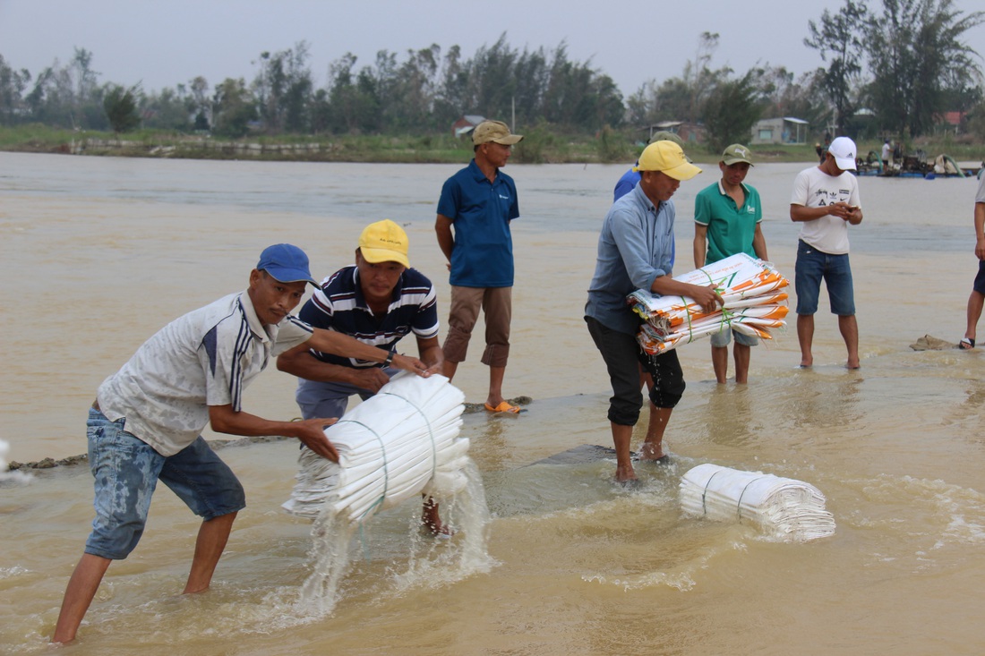 Dân làng chung tay sửa lại đập vỡ, thông đường vào khu vực bị cô lập - Ảnh 6. Dân làng chung tay sửa lại đập vỡ, thông đường vào khu vực bị cô lập - Ảnh 6.