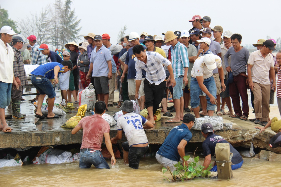 Dân làng chung tay sửa lại đập vỡ, thông đường vào khu vực bị cô lập - Ảnh 3. Dân làng chung tay sửa lại đập vỡ, thông đường vào khu vực bị cô lập - Ảnh 3.