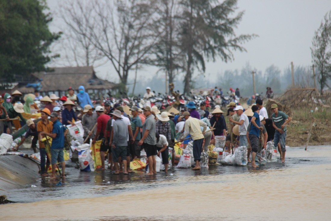 Dân làng chung tay sửa lại đập vỡ, thông đường vào khu vực bị cô lập - Ảnh 8. Dân làng chung tay sửa lại đập vỡ, thông đường vào khu vực bị cô lập - Ảnh 8.