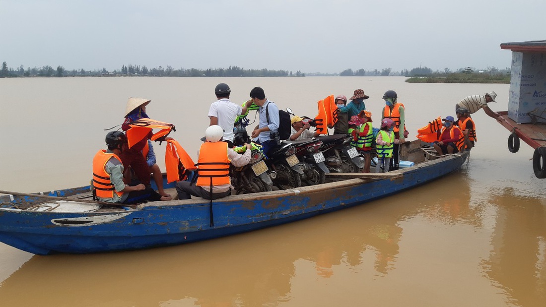 Dân làng chung tay sửa lại đập vỡ, thông đường vào khu vực bị cô lập - Ảnh 5. Dân làng chung tay sửa lại đập vỡ, thông đường vào khu vực bị cô lập - Ảnh 5.