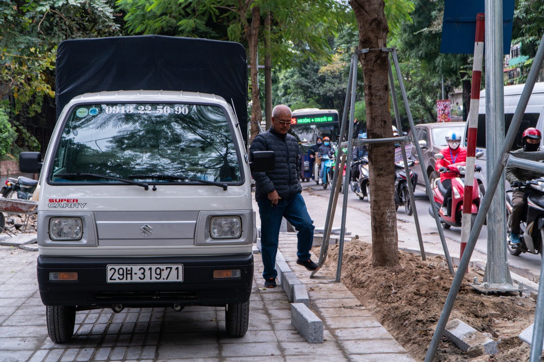 Chịu nổi không: Vỉa hè lát đá bền 70 năm chưa khô vữa, ôtô đã đỗ tràn ngập - Ảnh 2.