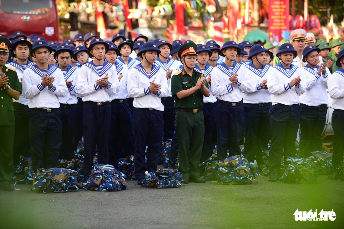 Hơn 4.000 thanh niên TP.HCM lên đường tòng quân - Ảnh 5.