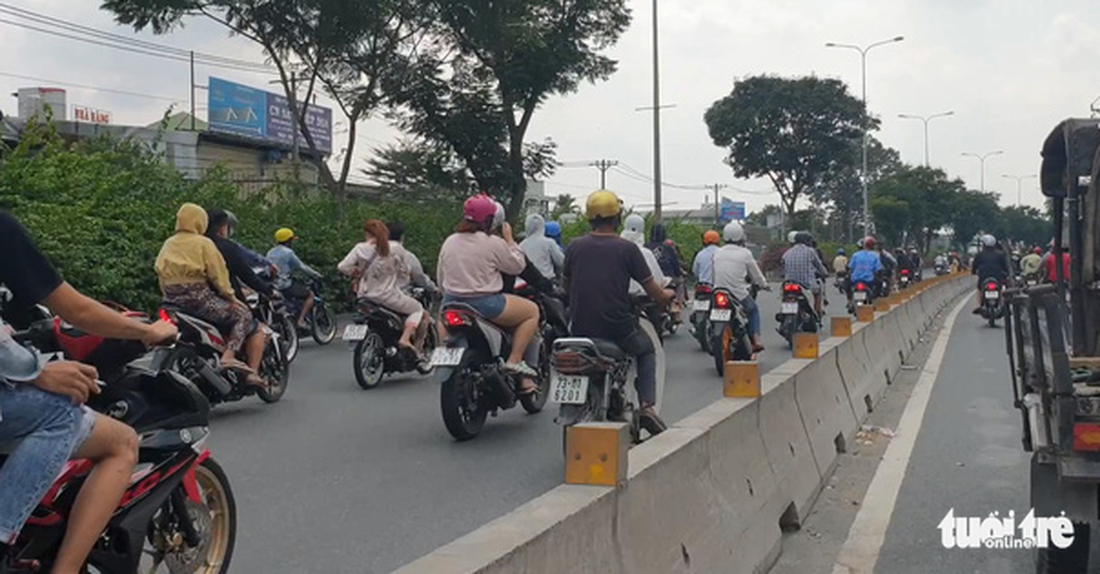 ‘Quái xế’ tụ tập đua xe náo loạn trên quốc lộ 1 giữa ban ngày - Ảnh 3.