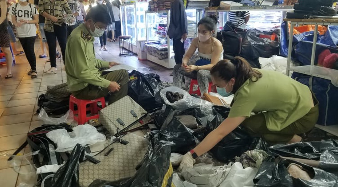 Tạm giữ hàng ngàn đồng hồ, túi xách... nghi giả hàng hiệu ở Saigon Square, chợ Bến Thành - Ảnh 6.