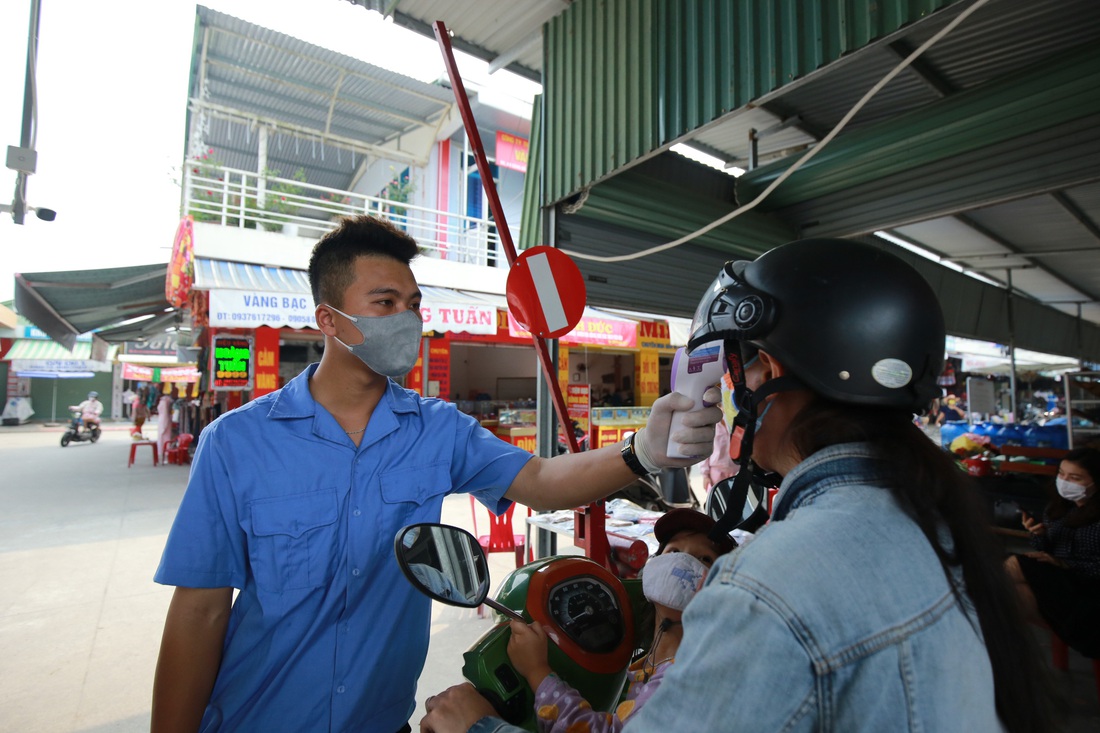 Muốn vào chợ phải mang khẩu trang, đo thân nhiệt phòng dịch COVID-19 - Ảnh 5.