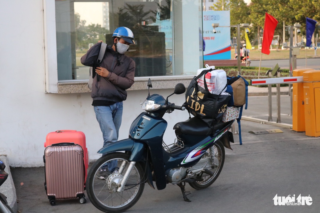 Sinh viên gói ghém rời ký túc xá Đại học Quốc gia TP.HCM - Ảnh 5.