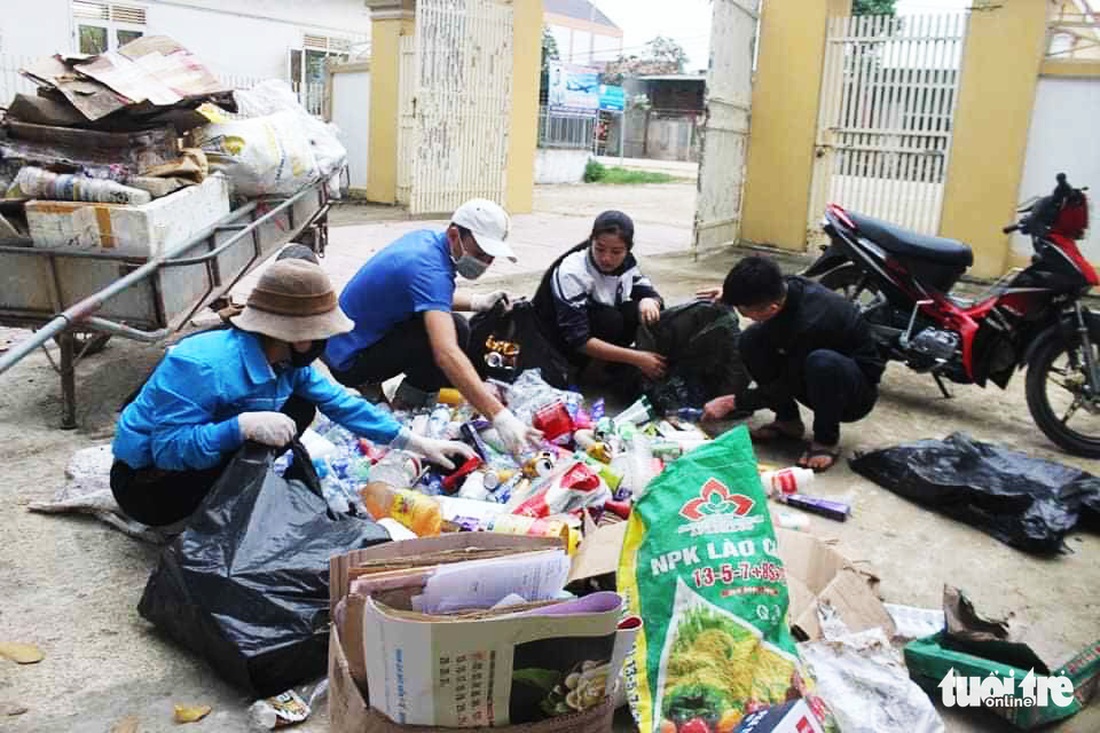 Nghỉ học phòng dịch, bạn trẻ làm tường bích họa, khu vui chơi từ lốp xe - Ảnh 2.