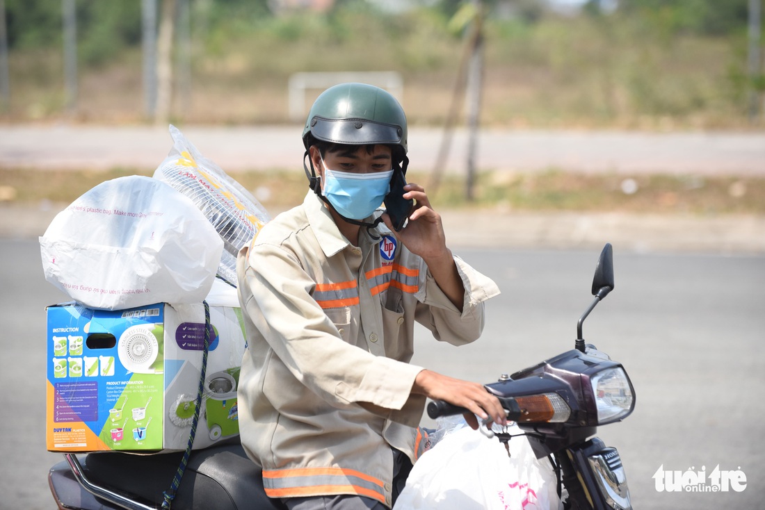 Người dân tìm cách ném hàng qua hàng rào bất chấp lệnh ngưng tiếp tế - Ảnh 12.