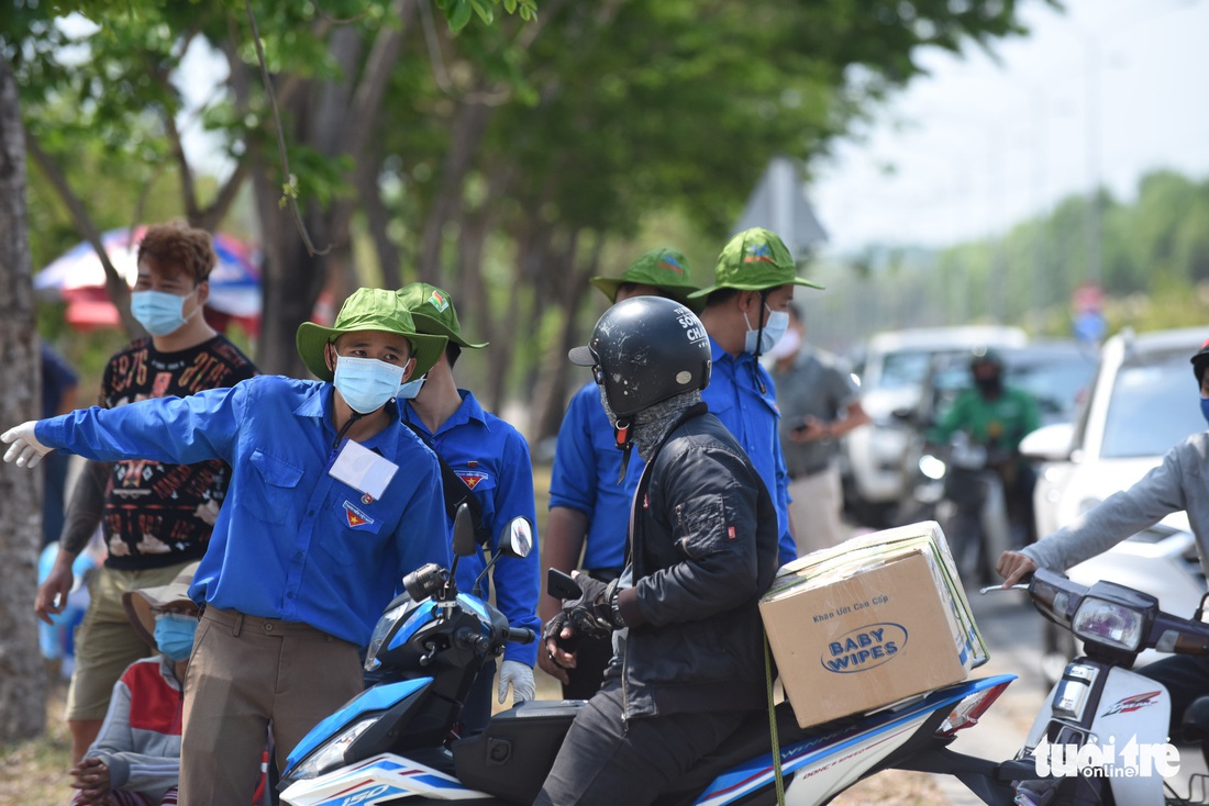 Người dân tìm cách ném hàng qua hàng rào bất chấp lệnh ngưng tiếp tế - Ảnh 13.