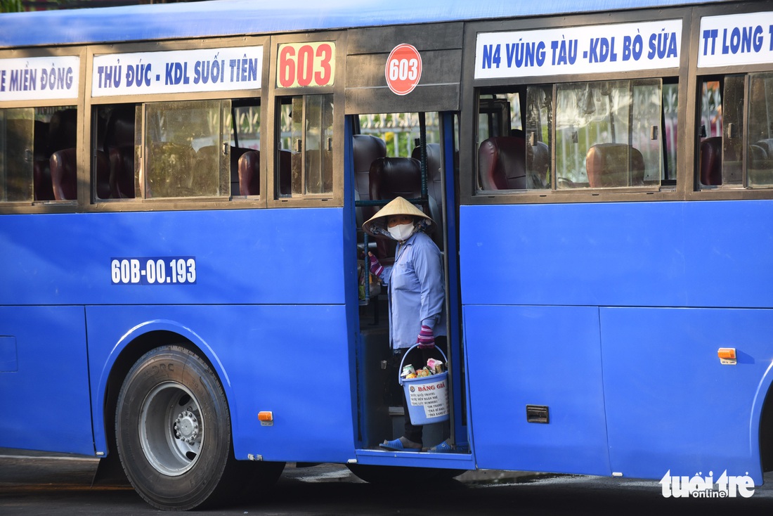 Người dân đổ về các bến xe trước giờ TP.HCM hạn chế đi lại - Ảnh 3.