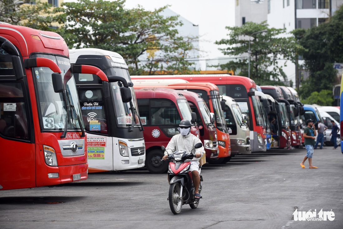 Bến xe cuối tuần đìu hiu, xe nằm đợi khách ngày đầu hạn chế đi lại - Ảnh 9.