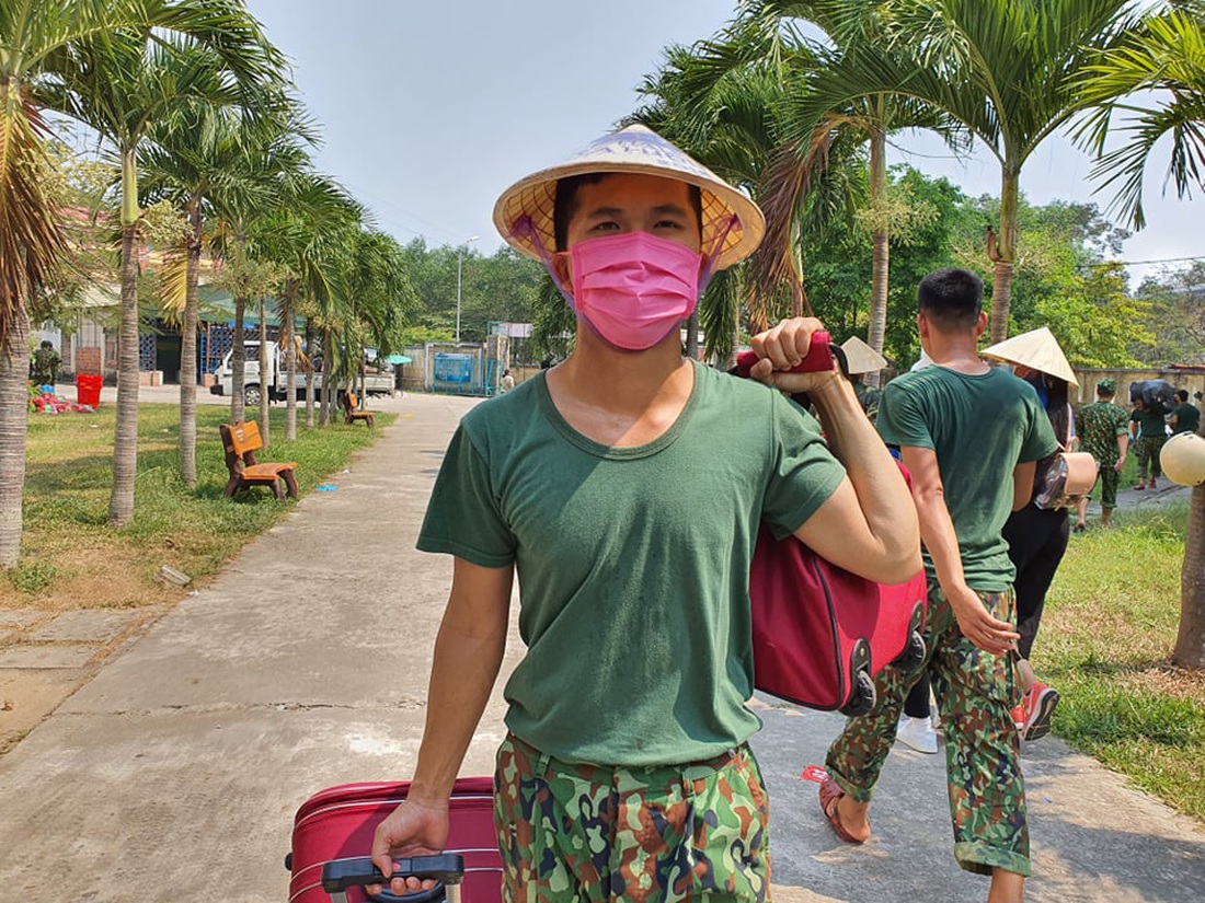 Nắng gắt miền Trung, bộ đội đẫm mồ hôi dọn điểm cách ly phòng dịch COVID-19 - Ảnh 2.