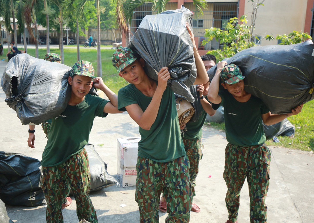 Nắng gắt miền Trung, bộ đội đẫm mồ hôi dọn điểm cách ly phòng dịch COVID-19 - Ảnh 8.