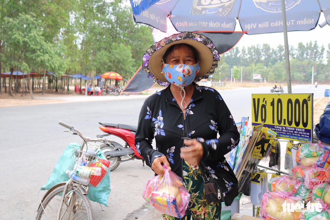 Người Sài Gòn thưa bà con bán vé số dạo: Dạ, đây là quà gởi cô, gởi dì... - Ảnh 7.