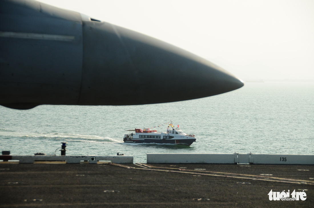 Bên trong tàu sân bay USS Theodore Roosevelt đang neo tại vịnh Đà Nẵng - Ảnh 18.